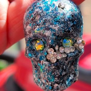 epoxy skull pendent